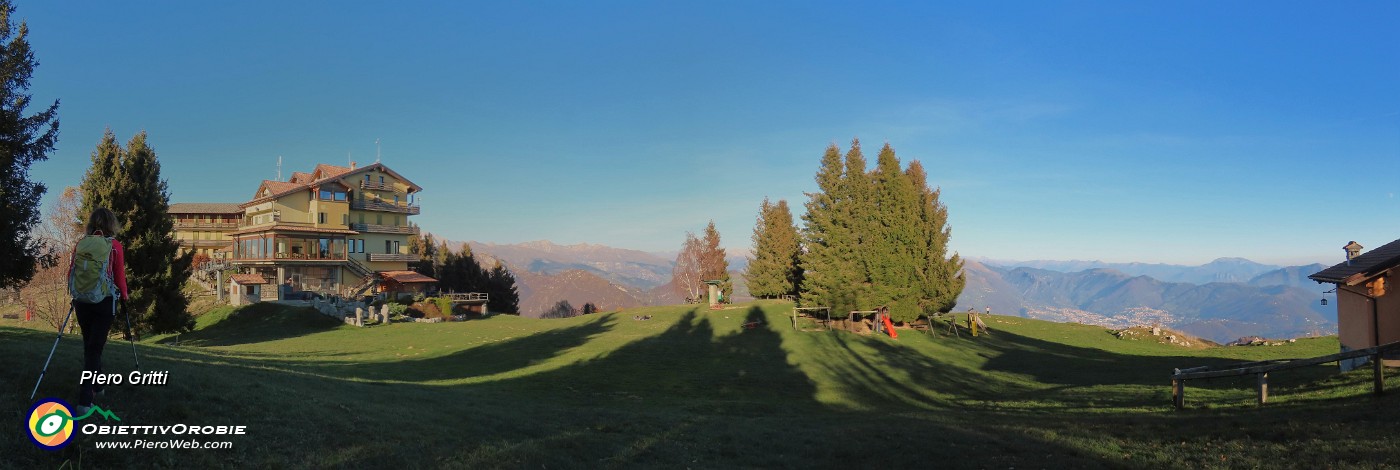 48 Ci abbassiamo al pianoro del Rifugio-Ristorante Monte Poieto.jpg